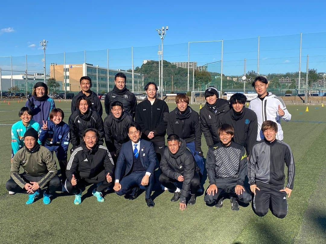 谷口博之のインスタグラム：「横須賀サッカーフェスティバル1日目⚽️ 毎年楽しみにしている恒例のサッカースクール‼️  子供達もいい刺激を受けてくれたかな^_^  小泉進次郎さんも激励に来てくれました🙏  #横須賀 #サッカースクール」