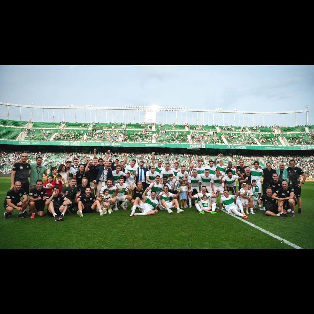 ハビエル・パストーレのインスタグラム：「Hace 2 dias me pude despedir personalmente de mis ex compañeros y todas las personas que trabajan para el Elche c.f ( muchas gracias por el respeto y por cada momento vivido con ustedes )  Hoy me despido también de los aficionados franjiverdes que desde el primer día me mostraron su cariño y apoyo .  Por una parte agradecerles todo ese cariño demostrado en cada día y por el trato hacia mi familia , por otro lado decirles que no fue mi año y medio deseado dentro el campo … no pude hacer mi fútbol y por lo tanto lo siento , en estos casos nunca es responsabilidad de uno solo pero se dio así y lo lamento de corazón …se merecen lo mejor . Los abrazo con mucho cariño y les deseo un 2023 con muchas satisfacciones . Mucho Elche 🌴💚 @elchecf」