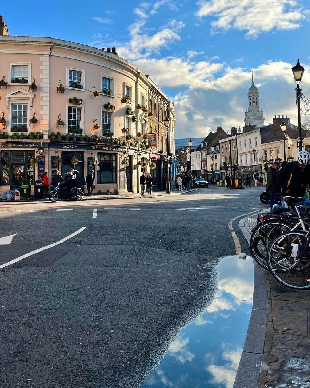 MiChiさんのインスタグラム写真 - (MiChiInstagram)「What a difference a little bit of sunshine makes💚  Everywhere I go in London, I always find myself thinking ‘Oh I think I came here with Moko..’ I miss you Moko chan.   晴れると景色が一気に変わるロンドン。 どこに行っても「あ〜確か昔Mokoとここ来たな〜」と思い出に浸ってる。 会いたいよ、Moko🤍  この1週間ステイしてたグリニッジエリアも今日でお別れ。久々に太陽が出て最後のモーニングウォークも楽しめました。 ありがとう💫 Thank you Greenwich for the wonderful walks🙏✨  #londonwalks#london#greenwich#uk」1月7日 0時00分 - michimadness