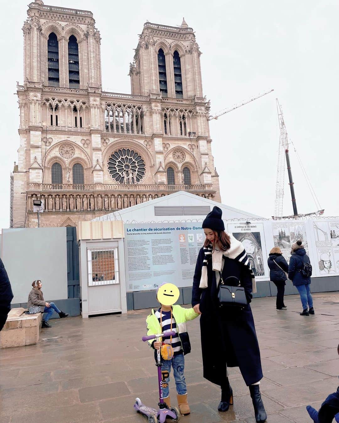 秋元玲奈のインスタグラム：「Visited Notre Dame ⛪️🔔  「ノートルダムの鐘」の映画を最近見た長男の強い希望で、ノートルダム大聖堂へ。 修復中でしたが、映画の世界観は楽しめました。 ロンドンに似ているようでまた違った雰囲気の街並み🇫🇷  #paris #notredamedeparis  #londonlife」