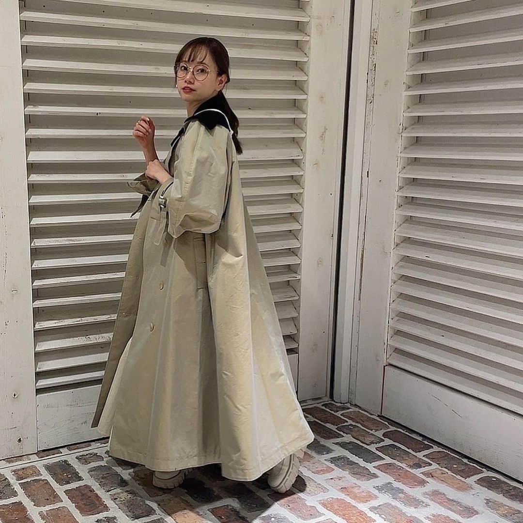 藤澤友千菜のインスタグラム：「🧥 ＊ #エトレトウキョウ のトレンチ🤍 このボリューム感が大好き🥰🤍 ＊ #etretokyo #etre #fashion #code #model #photo #ファッション #コーデ #藤澤友千菜」