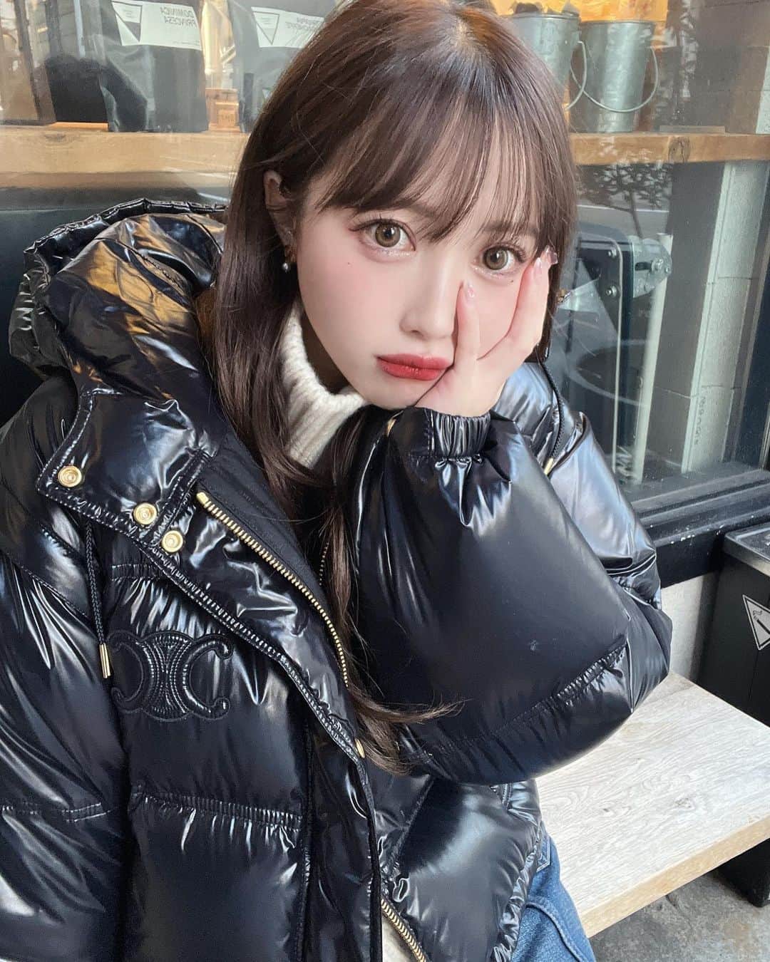 ふくれなのインスタグラム：「やっと告知できる😭✨ 試作段階からずっとヘビロテしてる 神プランパー発売！！！ 薄い唇がぷるっっぷるになるやばいリップ、、、  CipiCipiから数量限定商品発売✨  シピシピ　 リッププランパー　ピリカラ 各1,320円(税込)  発売日は 1/13　12:00-  公式オンライン発売開始 1/20　店頭発売順次開始 (PLAZA・LOFT・東急ハンズ・shop in・アットコスメストア) になります☺ 数量限定なので、なくなり次第終了です😭  こないだ発売したリップセラムの プランパーバージョンです🌶️ トウガラシ果実エキスを配合しているので、ふっくらとした唇にみせてくれます☺ ピリピリ加減にもめちゃくちゃこだわりました🥸 くちびるを保湿しながらボリュームアップしたい！って人にぜひ使ってもらいたいです🐶  発売楽しみにしててね☺」