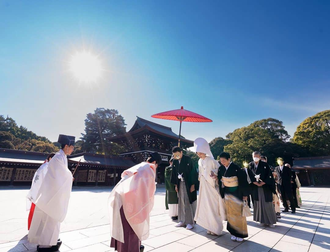 日高大地のインスタグラム：「インスタで繋がっている皆さま、本年もどうぞよろしくお願いします😊🎍 今日は天赦日と一粒万倍日が重なる良き日らしく、年始から縁起がいいですね✨ そんな今日は後厄のお祓いへ🫡 30代、ほぼ毎年厄祓いへ行っているなぁ笑  写真は約一年前の結婚式⛩ この写真お気に入りなのです😁」