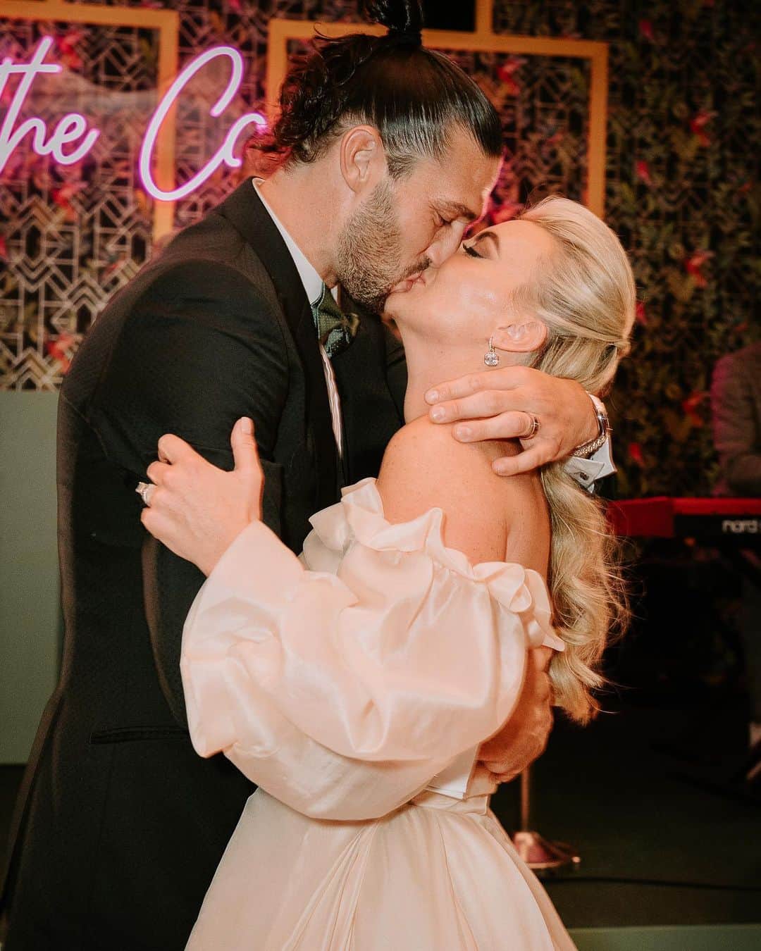 のインスタグラム：「Happy Birthday Husband 🖤 - I L♥️ve You @andytcarroll」