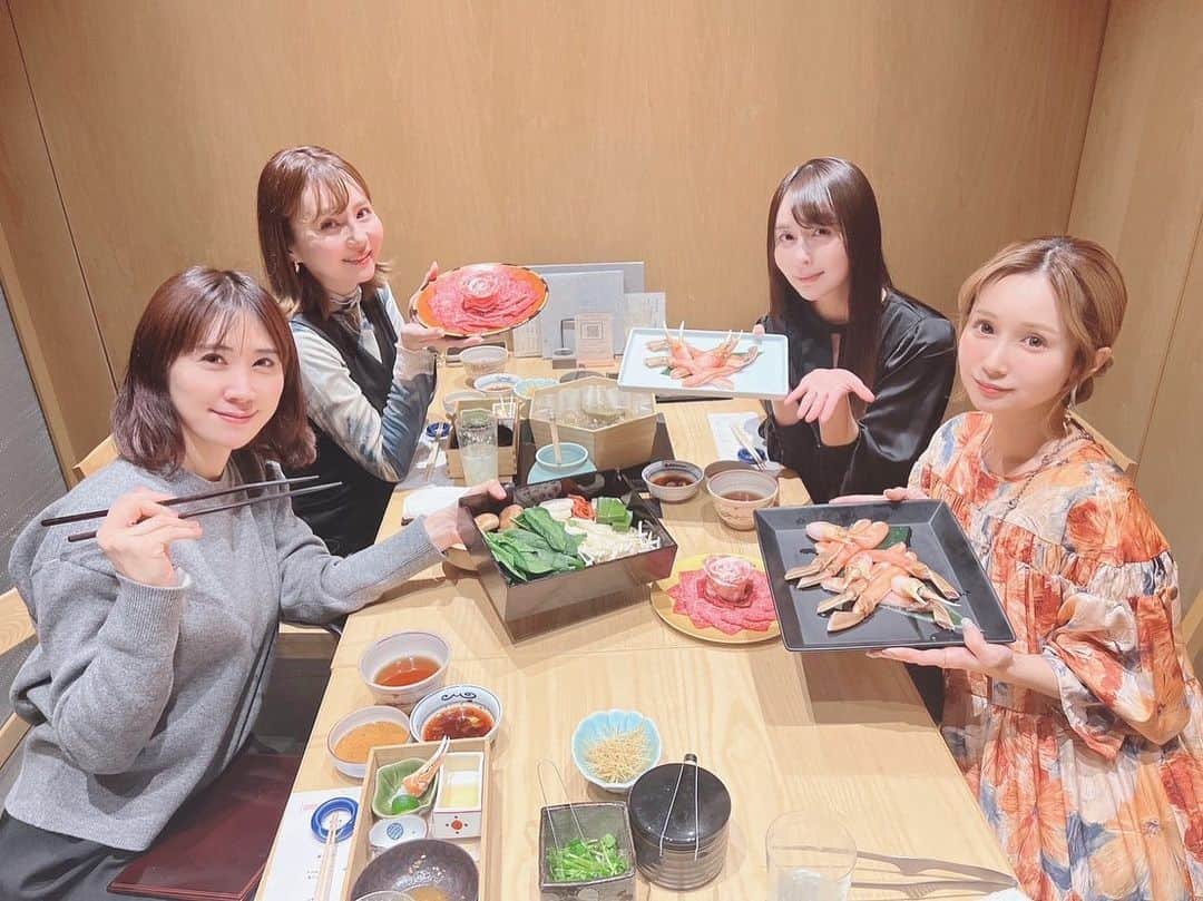 辰巳ゆいのインスタグラム：「新年会❤️  豪華な、カニと和牛しゃぶしゃぶ🥰 美味しかったー♪ 楽しかったー♪ 楽しい時間はあっという間ですねー😌 今年も、よろしくお願いします💕 また、美味しいごはん行きましょ💛  運動もするぞっ！🤣」