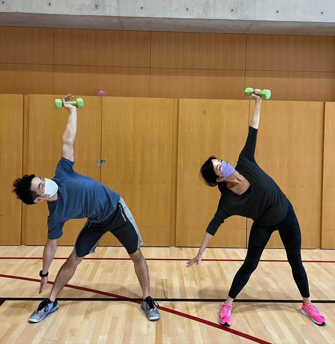 のインスタグラム：「New Year Resolution!! Staying healthy and happy 💕  今年の抱負 健康第一に楽しい一年を目指して❣️  #workout #筋トレ #キツイ時には笑顔忘れずに #gym #trainer #トレーナー #この運動以外とキツイんだよー」