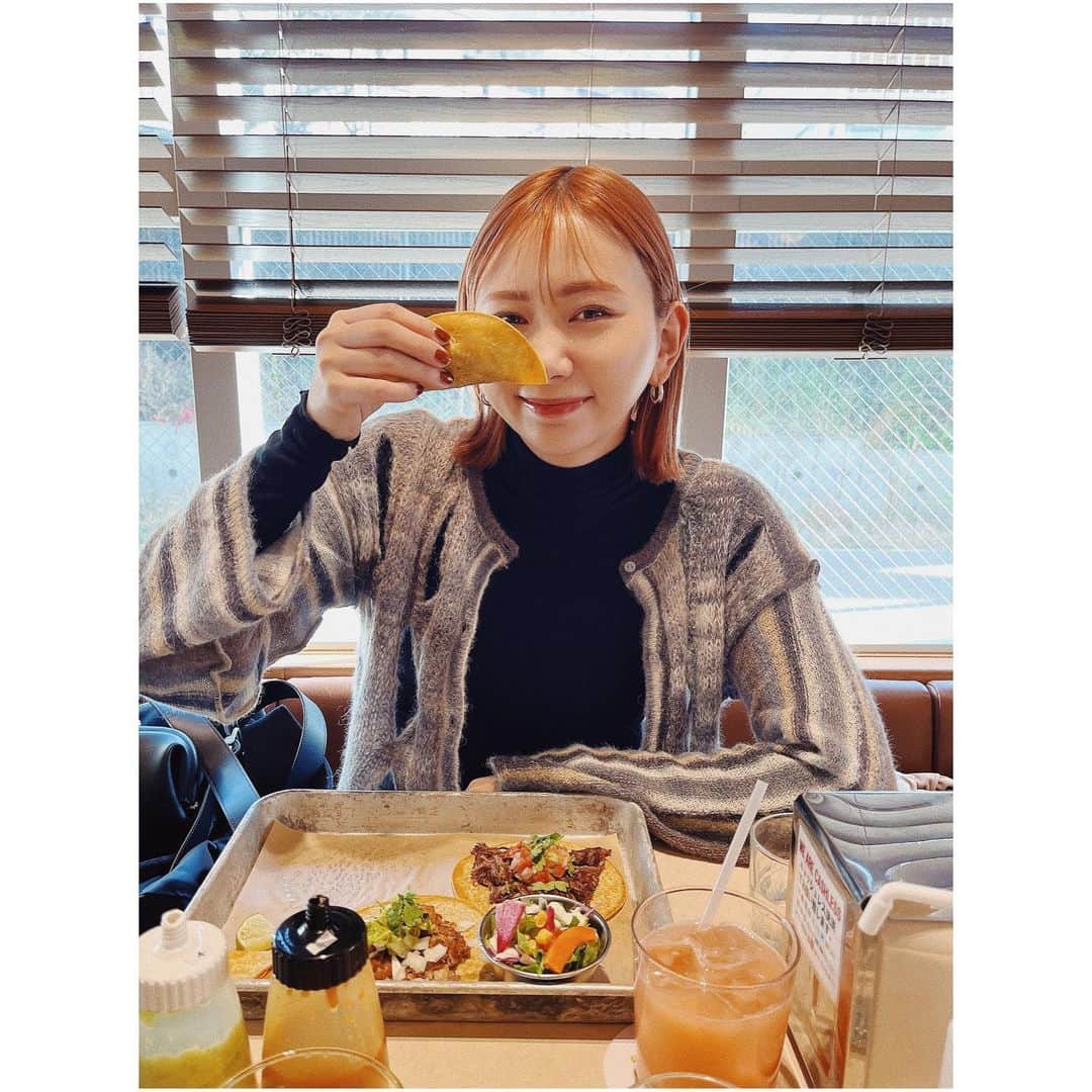 小口桃子のインスタグラム：「美味タコスを食べた日🌮  髪色可愛くていつもより積極的に写真撮ってます。 この髪色もあと少し💭」
