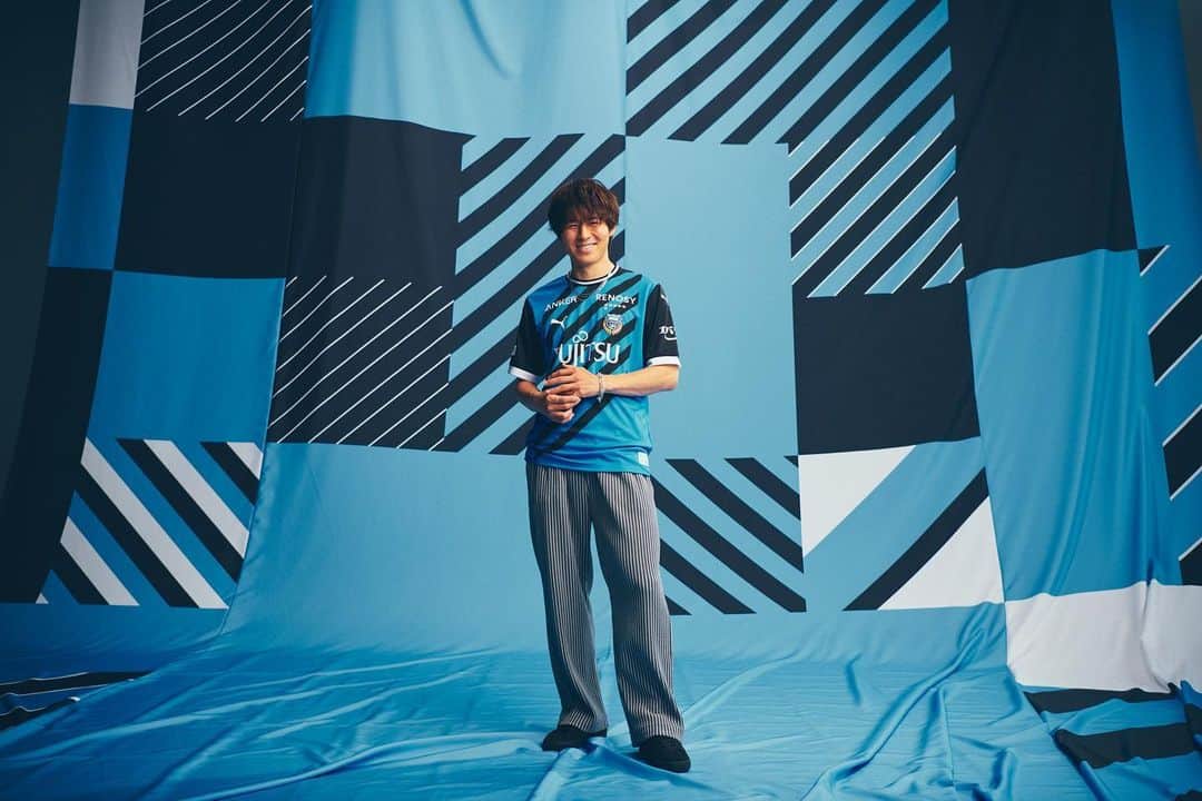 脇坂泰斗のインスタグラム：「2023 UNIFORM & FASHION 普段はこういった着方をしないのでとても新鮮でした！ 合わせ方がたくさんあってスタイリストさん流石だなぁ。 皆さんも色んな着方にチャレンジしてみてください🐬  いよいよ明日から先行販売！！  #川崎フロンターレ #frontale  #2023シーズン1stユニフォーム  #puma #羽織ったりもしてました」