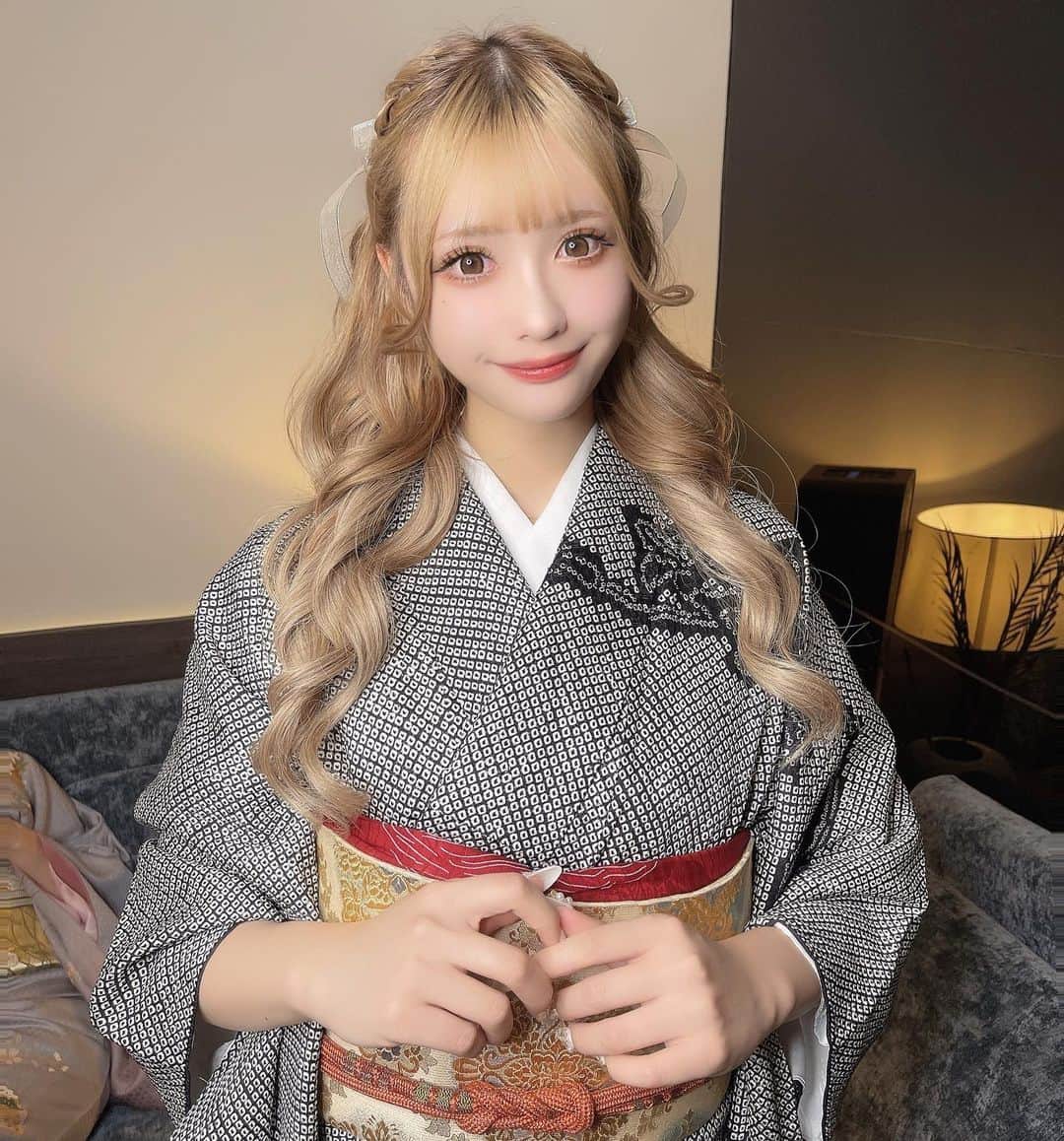 山本瑚々南のインスタグラム：「. 黒の着物🖤」