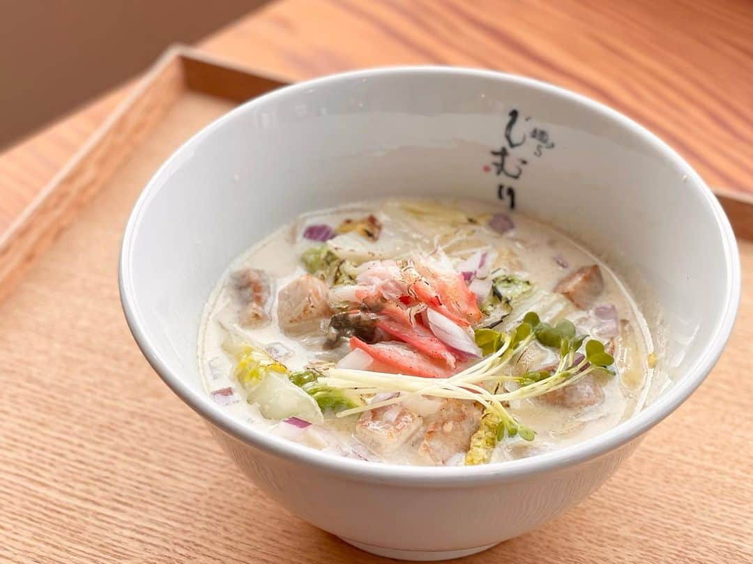 青木栄美子のインスタグラム：「. 新鮮な紅ズワイガニの ラーメンが食べられると聞いて、 新湊漁港へ行ってきました🏃‍♂️🦀✨  早速注文！☝️  蟹身とカニ味噌エキスの旨味で麺をすする…😋 うま❤️❤️❤️  クリームパスタのような 旨味たっぷりの濃厚ラーメンでした🍜  もちろんスープまで飲み干した🤤 ご馳走様でした♨️  月に何日か臨時でラーメン屋さんが 漁港のみなとキッチンに来ているのだそう🤭  地元の美味しい海の幸を ラーメンでも食べられて幸せ！  @men.z.imuri  @minato_kitchen   #カニスタグラム🦀  #カニチャウダー  #カニラーメン  #蟹 #蟹料理 #蟹旅行  #富山県 #富山観光 #富山観光スポット  #富山観光スポットめぐり  #富山グルメ #富山ランチ  #新湊 #新湊漁港  #新湊グルメ #北陸 #北陸の冬  #紅ズワイガニ #ベニズワイガニ  #新湊の紅ズワイ蟹」