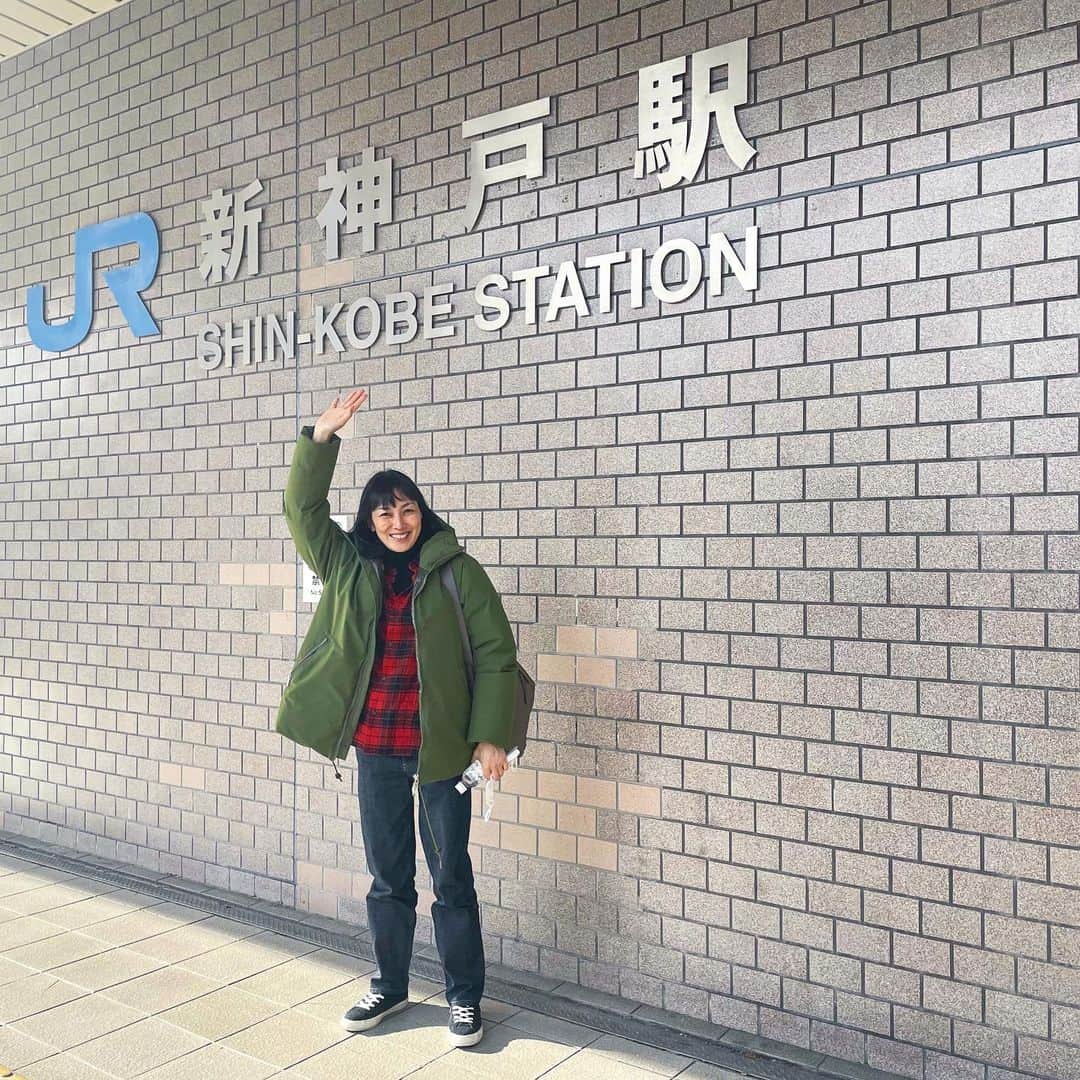 板谷由夏 のインスタグラム：「仕事始めは神戸でした。 とんぼ返りだったので 次回はゆっくり伺いたいです。 知らない場所も知らないこともたくさんあって 自分の年齢と比例していないことに 愕然とすることが多々あるけど 知る、こと、そこの好奇心だけは、人生諦めずにありたいなと思います。 が、そう思うのも年始だからか？笑 年始、ありがたいけど、ダメな自分が露呈して恥ずかしい笑  諦めることと、諦めないこと。 うまく言えないけど 明るい年になると信じたい。」