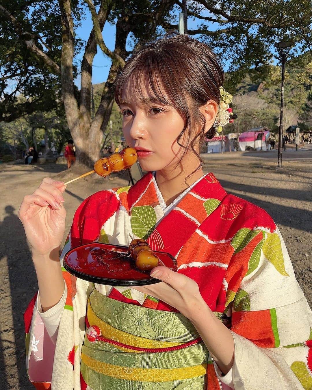杉浦みずきのインスタグラム：「. お団子食べ女子🍡  #京都 #着物 #円山公園 #八坂神社 #初詣」