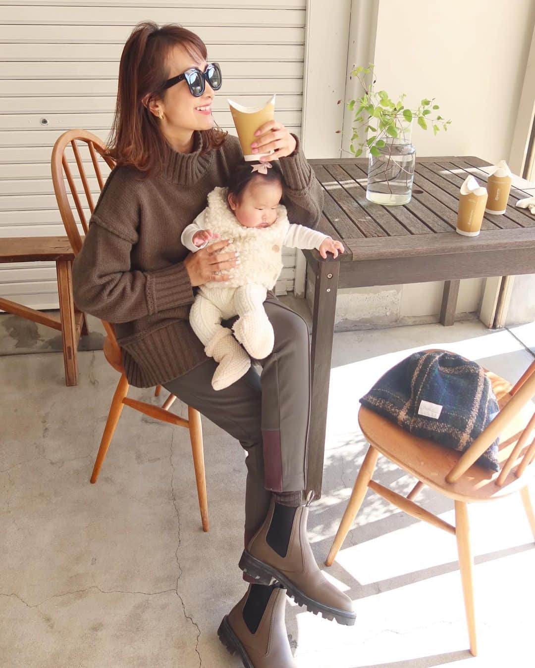 Mai Wakimizuのインスタグラム：「今日から仕事始めでした♡今日は終日発送業務で1日があっという間！年末年始の間に沢山のご注文を頂き、本当に有難うございます♡特にNEW YEAR BOXのオーダー数にびっくりしています！私も欲しいぐらい(笑)スペシャルなBOXです♡お届けまで楽しみにしていて下さい♡ 写真はall khakiの日＼(^o^)／チラッと見える靴下までkhakiで揃えました。笑 娘もkhakiでリンクしてたのに、直前にお漏らししてしまいお着替えでall whiteにチェンジしちゃった。笑 #wakkinstyle#coordinate knit&pants:#linkable @linkable_official(sale中)」