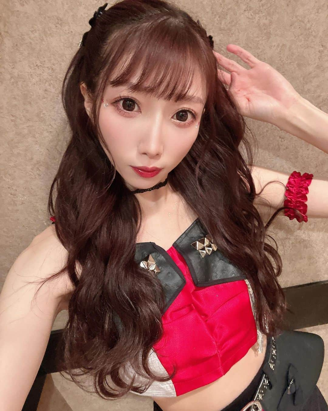 愛迫みゆさんのインスタグラム写真 - (愛迫みゆInstagram)「遅くなりましたが あけましておめでとうございます⛩✨  12月30日で SAISONとして、アイドルとして ラストの対バンライブでした🥺🎤  まだ長めのお正月休みって感じで 実感ないし、当日もなくて、  でも、ただ最後の挨拶で皆座っていたのに スタンディングオベーションが起きて  対バンでそんな景色見たことないし 前までは本人やその推し以外にとっては 何気ない対バンライブでの ラストだったかもしれないけど  一年限定ということで 全員が足並み揃えて終わって 同じ寂しさを感じて そこにいる人が"SAISON"というグループに お疲れ様！って称えてくれた気がして  そこで感動して、はけてから メンバーと抱きしめあって大泣きして。 あの瞬間に少し実感が湧きました  特典会も沢山の方が来てくれて すぐに完売して嬉しかったです😭 たくさん話せて幸せなきもちでした💓  話せなかった方もいたみたいで、 解散ライブもあるし 里織菜生誕、みみ生誕への出演や 11日には無料観覧のラジオも決まったので あと4回は確実に会えるよっ✨  13年信念を持って続けてきたアイドルが もう、すぐ、本当に幕を下ろそうとしています。  歌は続けたいと思っているし ミュージカルとかいつかやってみたいなとか 夢はたくさんあるけれど、  私が今後できる事やりたい事といえば この歌って踊るというアイドルの職業を 経験した立場からこれからのアイドルちゃんたちに 色々伝えていけたらなとか やってきた事が誰かの為になっていったらな なんて事も考えたりしています✨  とにかく最後の日まで アイドル愛迫みゆを全うして 皆の記憶に残る存在になれたらなと思います！  写真はラスト３回のわたし！ もう出来ないであろう 超絶ツインテールと アイドルといえばの ハーフツインと 私がきっとアイドル人生で沢山やった 編み込み降ろし巻き髪でした👧🤍  10年間以上 毎日のようにライブして 皆とお話しして 私にとってはそれが日常で 色んなことがあったけど 本当に楽しい事しか思い出せない位 私にはアイドルしか出来ないって思ったくらい 自分で言っちゃうけど天職でした✨✨  会えなくなるの寂しいけれど 今は実感ないまま終わっていく気がしているし ラストまで駆け抜けていくので 見守ってくれたら嬉しいです💕  みんなはどんなお正月をお過ごし？？🎍  わたしは、、、✨✨  また更新するね💓  みゆより」1月6日 19時54分 - aisakomiyu