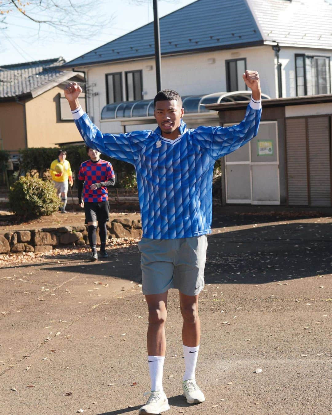 三國ケネディエブスのインスタグラム：「.  小学生の頃のように公園で無邪気にサッカーをする成人男性 5枚目が1番印象的でした 公式戦で得点したかのような喜び方😂 遊びもガチ！ . . . Photo by @takumi_yasumoto @philosophyfourthp  #一眼レフ #写真 #photo #公園 #サッカー #ストリート」