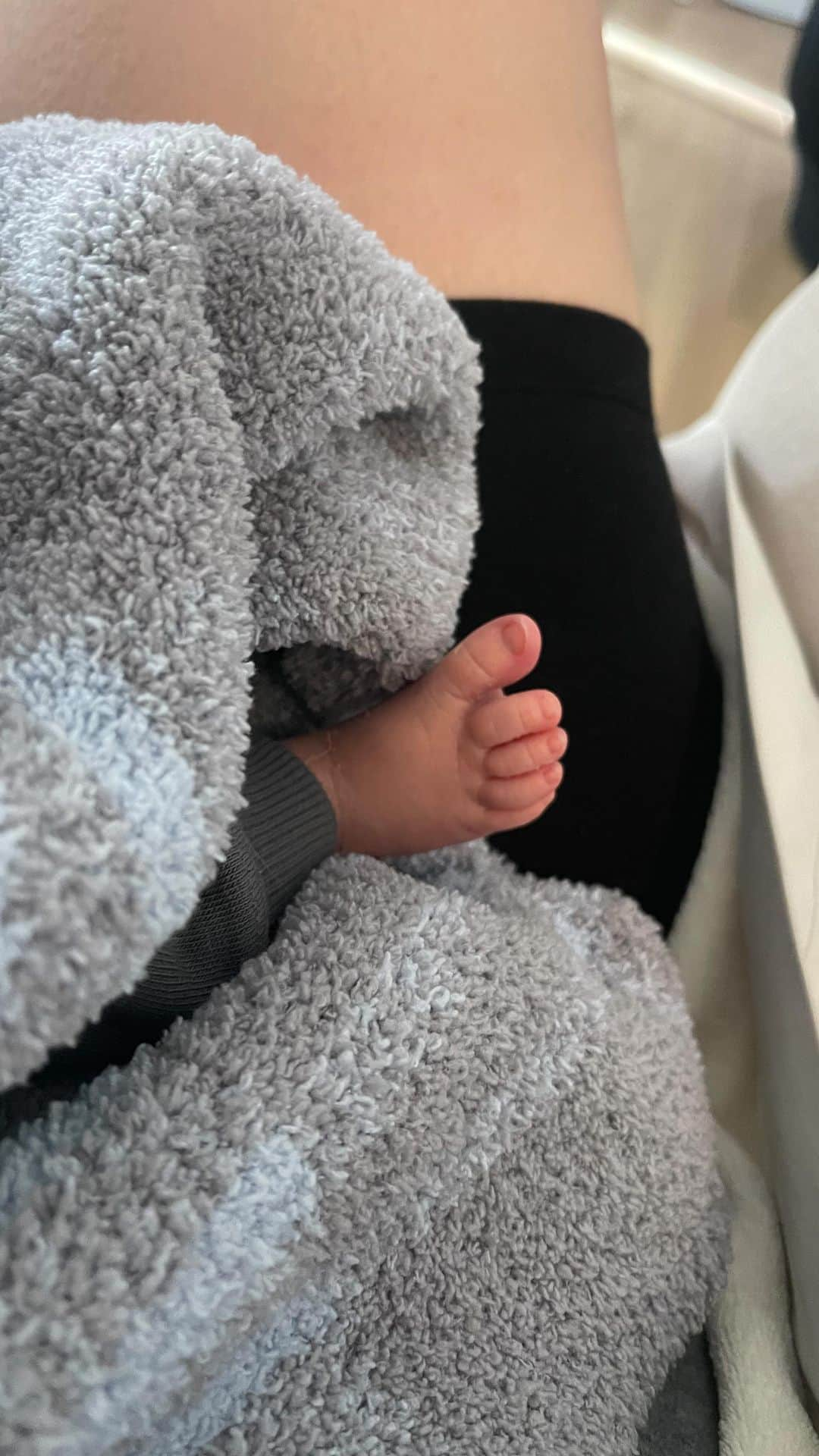 コレット・カーのインスタグラム：「Today is my birthday and I am soaking in the gift of a newborn baby boy. 💙 My family of four 👨‍👩‍👧‍👦 What an honor and a privilege it is.  #nyebaby #blessedandgrateful」