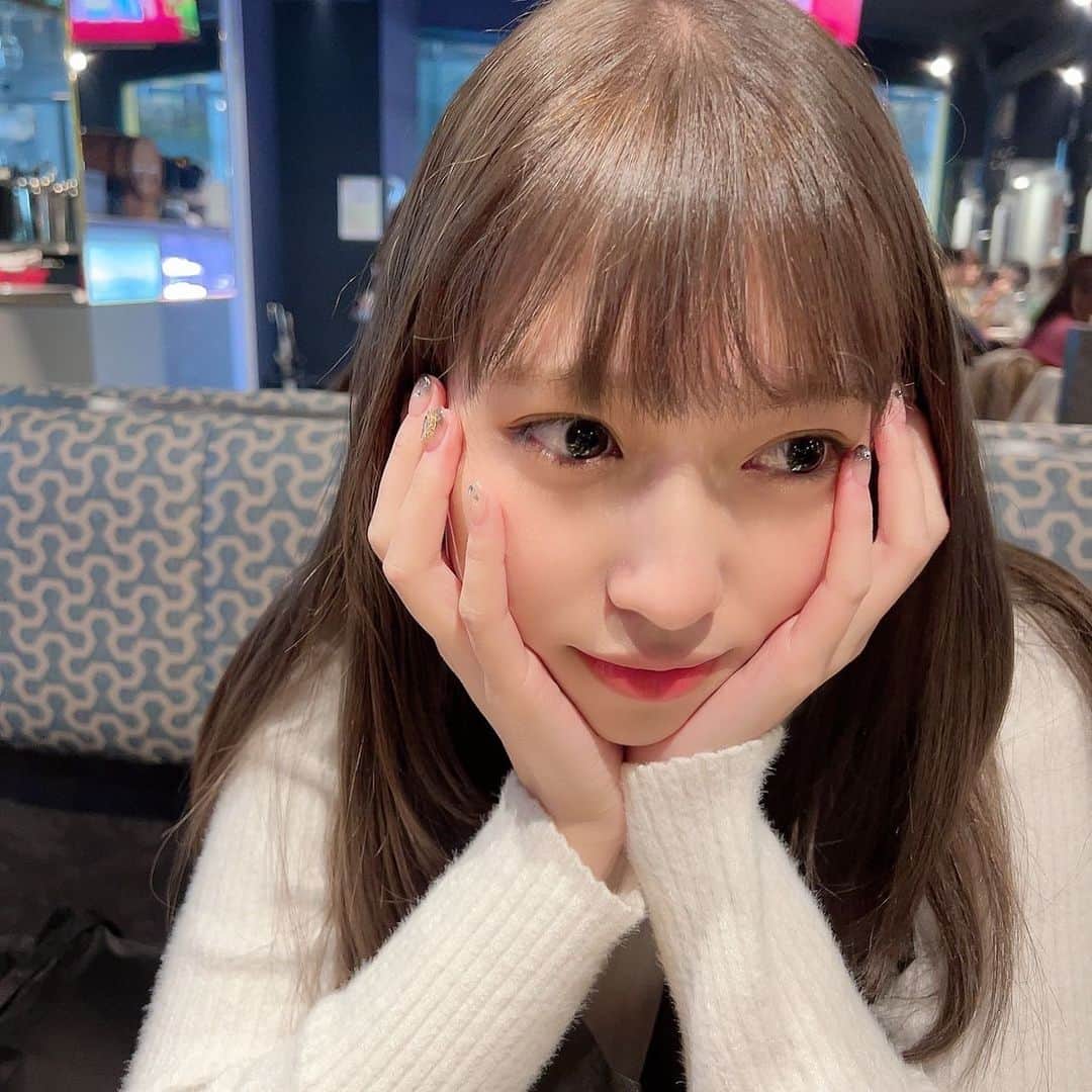 のインスタグラム：「この日ネイルと美容室行って その後はさえとご飯行ったんだ~🐰 . ネイル探しとったらさえが オススメしてくれて初めて行ったけど どタイプに仕上がって気分ウキウキ🫶 . . #ネイル #ネイル可愛すぎる #髪色も良きすぎる #いつもビール飲んでる」