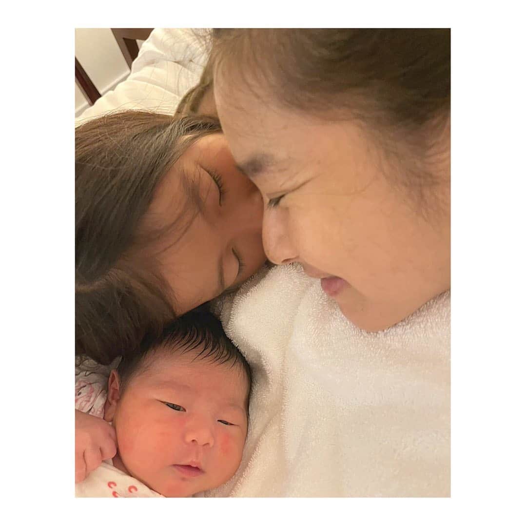 百々千晴のインスタグラム：「God bless you❤️  3度目の妊娠生活の後半は何度この言葉をかけられたかわからないぐらい。  あとはGood job!!! とも言われた。  その度に え？嬉しい。ってなってた。  そしてThankyou. と、何度も返事をしました。  まさに、感謝しかありません。 高齢のせいか、これが最後と思ったのか、 お腹から出た瞬間の聞いたなき声に 泣いた。 長男、長女はもっと淡々としていた私。というか、別の理由で泣けず。  だから初めてエモーショナルになっている自分にびっくりした。  ハプニングまみれの出産でしたが 母子共に健康です。  地球上、いや宇宙上のすべてに 感謝の気持ちでいっぱいです。  いつも、応援してくれてるフォロワーの皆様、お友達、お仕事一緒にしてくださってる皆様、クライアントさん、スタッフさん、アシスタントさん そして、愛する家族 本当にありがとうございます。  まだまだ余裕がなくお友達のみんな個別に連絡できていませんで、ごめんくださいませ。  じゃ、またみんな 心と身体が落ち着いたらインスタライブ、youtubeいっぱいやるねー❤️❤️❤️  そして あけおめことよろちゃんです🎍」