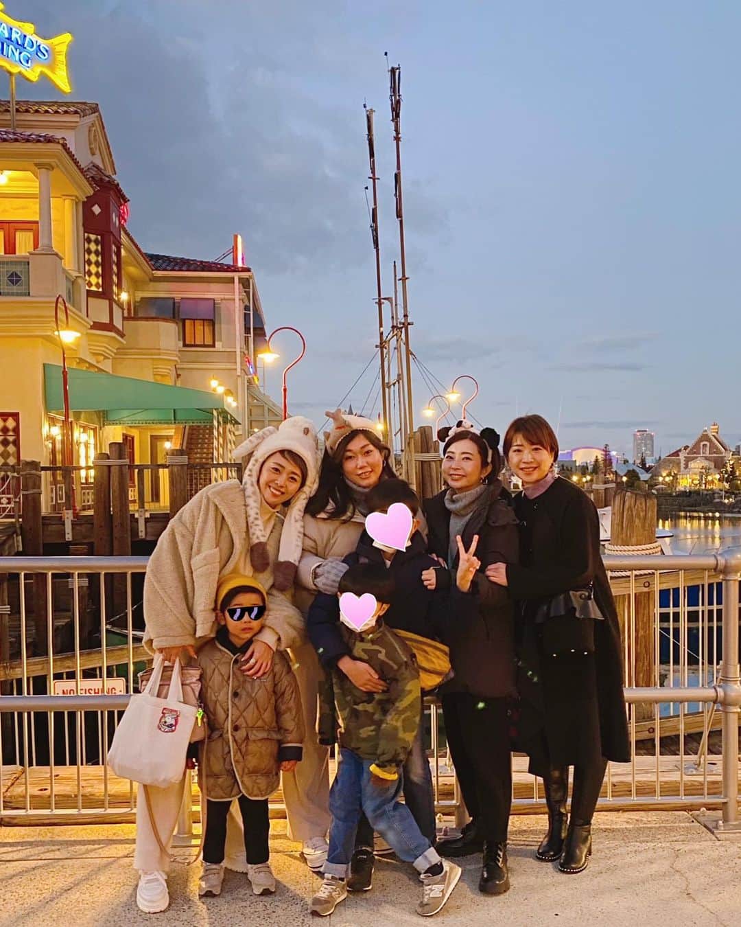 のインスタグラム：「・ 昨日は親友達とusjに行ってきました🎢  ミニロンは3回目♬ 過去2回は小さかったので覚えていないことも多いけど、今回は102cmの身長もクリアしていたので色々乗れたし、スパイダーマンやミニオンも乗れて、びびりながらも楽しんではりました😆✨  1番のお気に入りは、6個目の動画のエルモのリトルドライブ🚗楽しすぎたみたいで、お昼と夜2回乗ってた😆なかなか運転も上手やったし👏  そんな寒くなかったし、クリスマスツリーもまだあったし、人の多さもそこまでやったし、お昼からまさかの閉園時間の21時まで思いっきり楽しんでくったくたw  子供のパワーは無限大🫣 ミニロンはずっと走ってた😅　  "あー楽しかった😌"と言いながら眠りについたミニロンはとても嬉しそうでホッコリでした😆♥️  __________________________ #写真3枚目スパイダーマンのメガネにヘドウィグおばさん映り込んでるのじわる #写真6枚目は夜空に映えるターキーレッグ #前700円くらいやったのに1000円になってた #高すぎるがついつい買ってしまう #最後の動画是非音ありで最後まで見てください #最後肩叩かれてなんやと思い振り向いたらひょっこり出てくる感じとつっこみの関西感がすごいw #usj#usjコーデ #ユニバ」