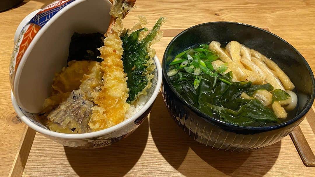 藤原一裕のインスタグラム：「天丼とうどん  サクサク天ぷらに、上品な出汁のうどん。最高。  もうひと仕事、奈良テレビ『ならフライデー9』出させていただきます😊  #奈良市中町 #杵の音 #丼と飩 #奈良テレビ #ならフライデー9」