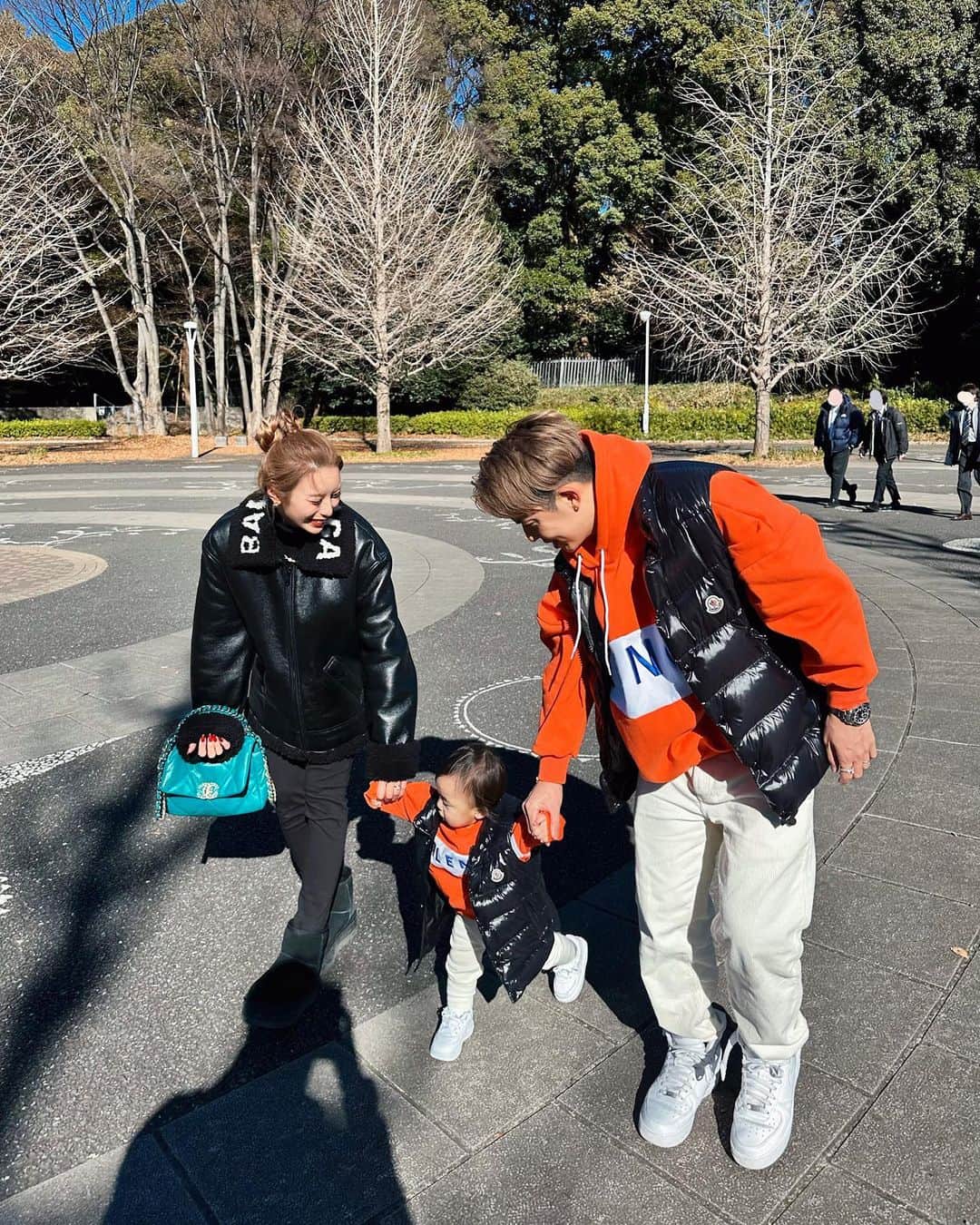 のインスタグラム：「初詣⛩👨‍👩‍👧 今年も家族みんなで健康に過ごせますように✨ 思い出いっぱい作ろう❤️🌈  #家族　#女の子ママ　#alency #家族コーデ #シミラールック #父娘」
