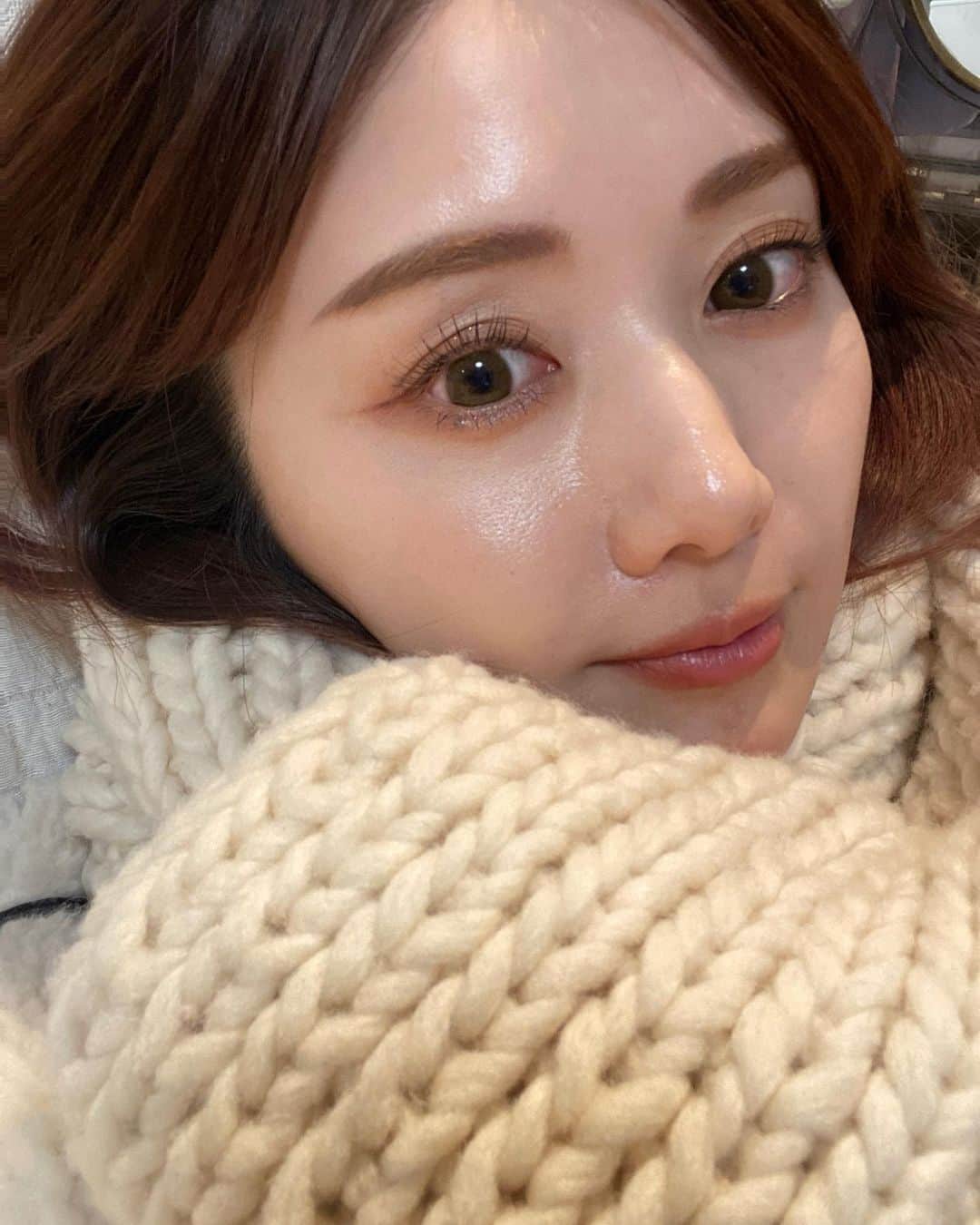 のインスタグラム：「💙💙💙  皮膚管理の話🫶🏻日々のケアはもちろんだけどプロの手を借りないといけないこともある!と思っています🙏✨  年末 @elsoluna_bihadasalon のハーブピーリング @ti_clinic のフォトフェイシャル、アドバンス治療をしました✨ 信頼の美容スポット🤍お友達にもおすすめし続けています☺️  ハーブピーリングは皮がむけたりしないので、大切な予定の前にも受けられるし、全く痛くない！  フォトフェイシャルはもう6年？くらい続けています🤍  #nofilter#skincare#肌管理#スキンケア#フォトフェイシャル#ハーブピーリング」