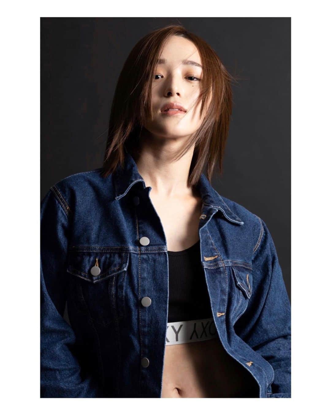 のインスタグラム：「作品撮りをしました☺︎︎︎︎ 梨泰院クラスでトランスジェンダーのヒョニ役を演じていた女優のイ･ジュヨンさんのメイクと、BoAさんの平成初期の頃の髪型と衣装を参考にしました。｢中性的｣をテーマに、かっこいいヘアメイクと陰影ができる照明を組んでいただきました。 今回のヘアメイクはねもとさん( @_kenta_nemoto )です👏以前、一緒にお仕事をした際に素敵なメイクをしてくださり、もう1度お願いしたくて今回お誘いしました!! カメラマンは私が18歳の時から作品撮りでお世話になってる方にお願いしました︎︎︎︎✌︎  hair and makeup by @_kenta_nemoto  photographer by yakkun」
