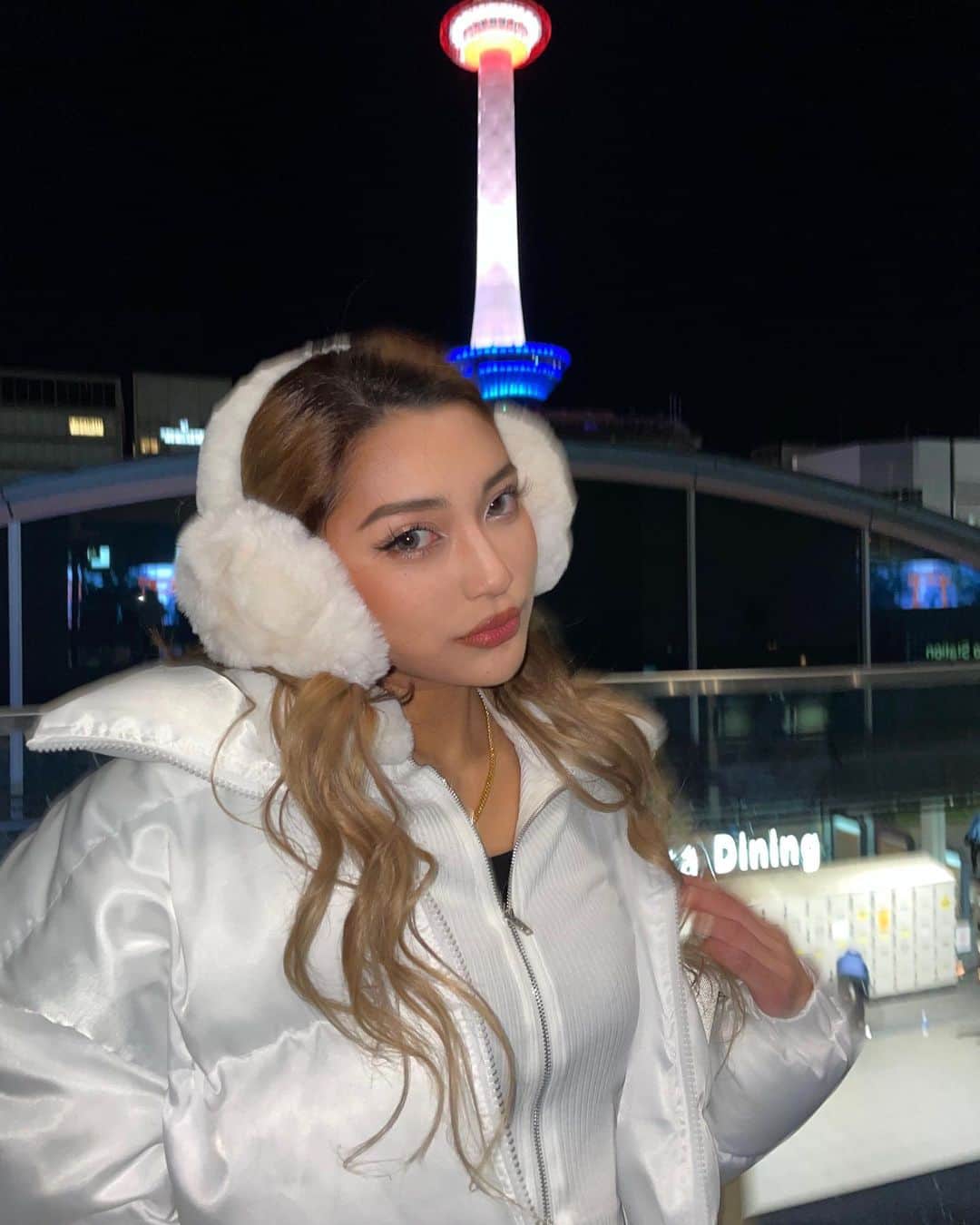 えまぽち(穂波エマ)のインスタグラム：「2023‼️  喪中のため新年のご挨拶を失礼させていただきます。 2023は濃い濃い1年にしちゃいます🧏🏼‍♀️」