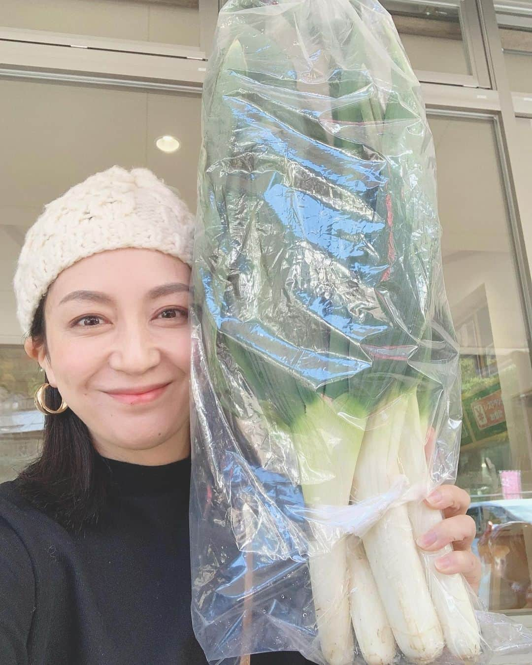 砂賀美希のインスタグラム：「新年明けましておめでとうございます。  今年は喪中なこともあり なんだかいつもよりもスローな年明けになりました 親戚周りで長距離移動が続き、家族で風邪気味な年末年始。  実家でもらった太くて甘い下仁田ネギ！と 初滑りの帰りに立ち寄った、沼田のなめこセンターで手に入れた木の子ちゃんで 温めエネルギーチャージ。  昆布で出汁をとったぬるぬるお味噌汁はまさに免疫力アップの 今に食べたい具材たち🍱  まだまだ流行り病には気を抜けませんが 共存！ですね。 我が家は「食べて治す！」がモットー笑 もちろん薬が必要な時もありますが これからの時代、自分で自分の身体を治せる力が大事だと感じているので 子どもたちにも「よく食べてよく寝て治そう」と伝えています👍  2023年はそんな想いを少しでも形になるように進めていきたいと思っています。  毎年恒例ですが…やっぱり健康第一❣️ 当たり前の毎日が奇跡の連続だということ。 感謝して日々重ねていく所存です🌅🙌 本年もよろしくおねがいいたします。  #所信表明 #2023正月 #免疫力アップ #免疫力アップ食材 #木の子たっぷり #なめこ汁 #下仁田ネギ #なめこレシピ #なめこセンター #群馬グルメ #群馬名物 #群馬おすすめ #砂賀美希」