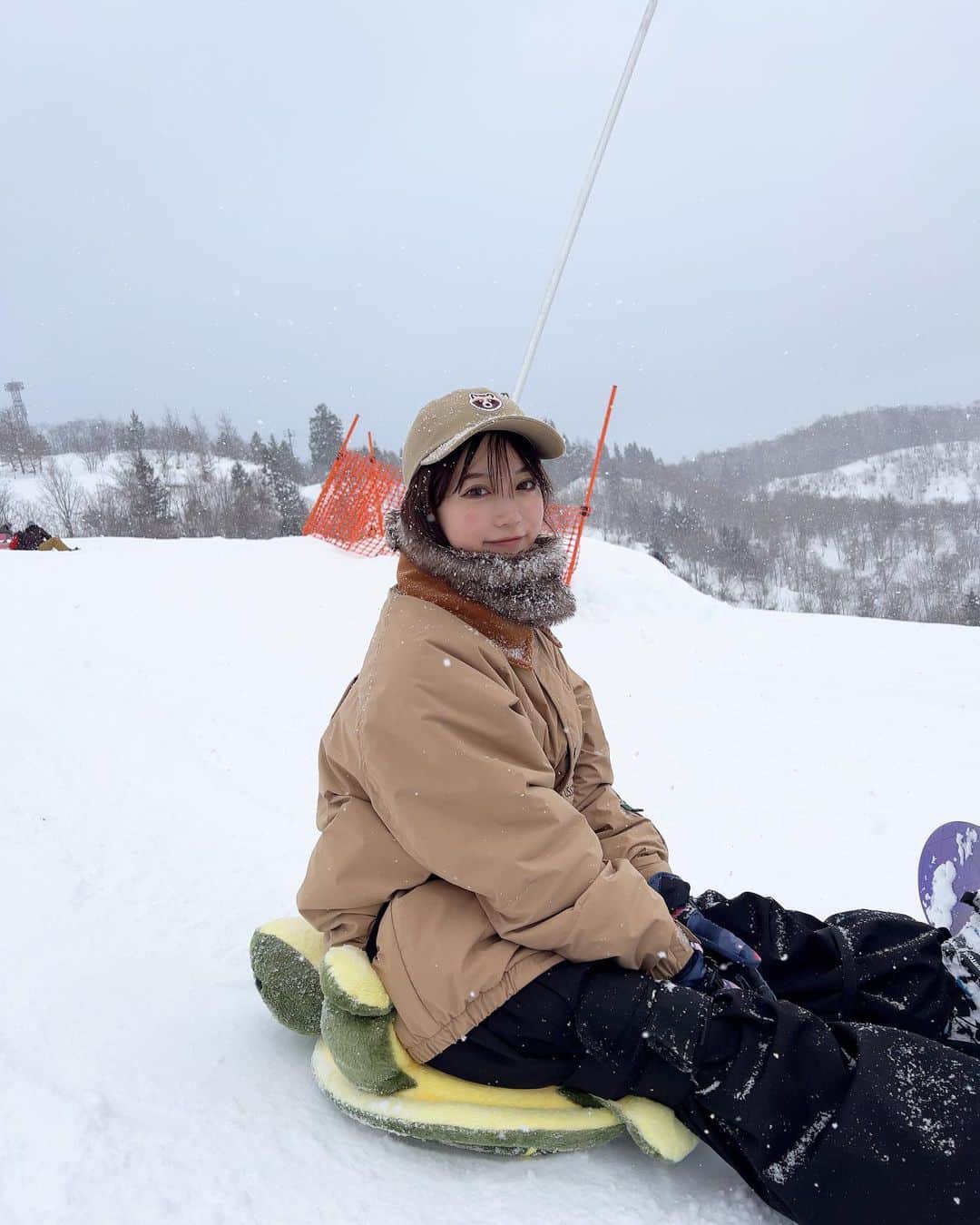 のインスタグラム：「今年はカメクッションを駆使して、めちゃくちゃ練習してる🐢 やっとこさS字できるようになったよ  #スノボ#スノーボード #スノボ女子 #スノボウェア #uss2」