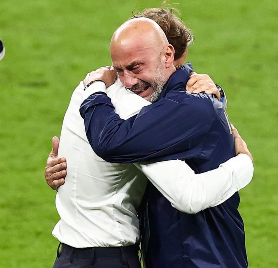 マルコ・ヴェッラッティのインスタグラム：「In questo pianto si vede la persona che eri . Altruista , generosa e con un cuore immenso . Avevi sempre una parola di conforto per tutti , anche quando eri tu ad averne bisogno più di qualunque altro . Mi hai fatto emozionare e piangere molte volte . Resterai nel cuore di tutti perché persone come te sono impossibili da dimenticare . Sei un esempio di forza , coraggio e dignità . Ci mancherai ❤️」