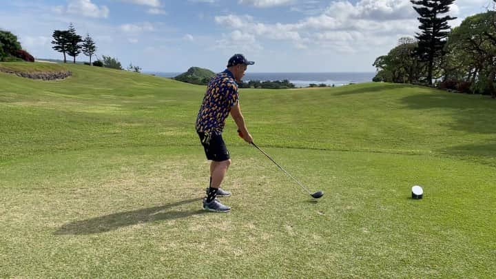 竹内まなぶのインスタグラム：「昨日と今日の宮古島最終ラウンド👫⛳️バーディも取ったことないのに、キャロウェイさんから頂いたボールで人生初イーグルしました☺️❤️ スコアは竹内家ルールでの100切りです❤️❤️  #golf #イーグル　 #キャロウェイ　 #テーラーメイド　 #pearlygates  #adidasgolf  #エミリッドバハマ #ロッディオ #バルド #アキラ」