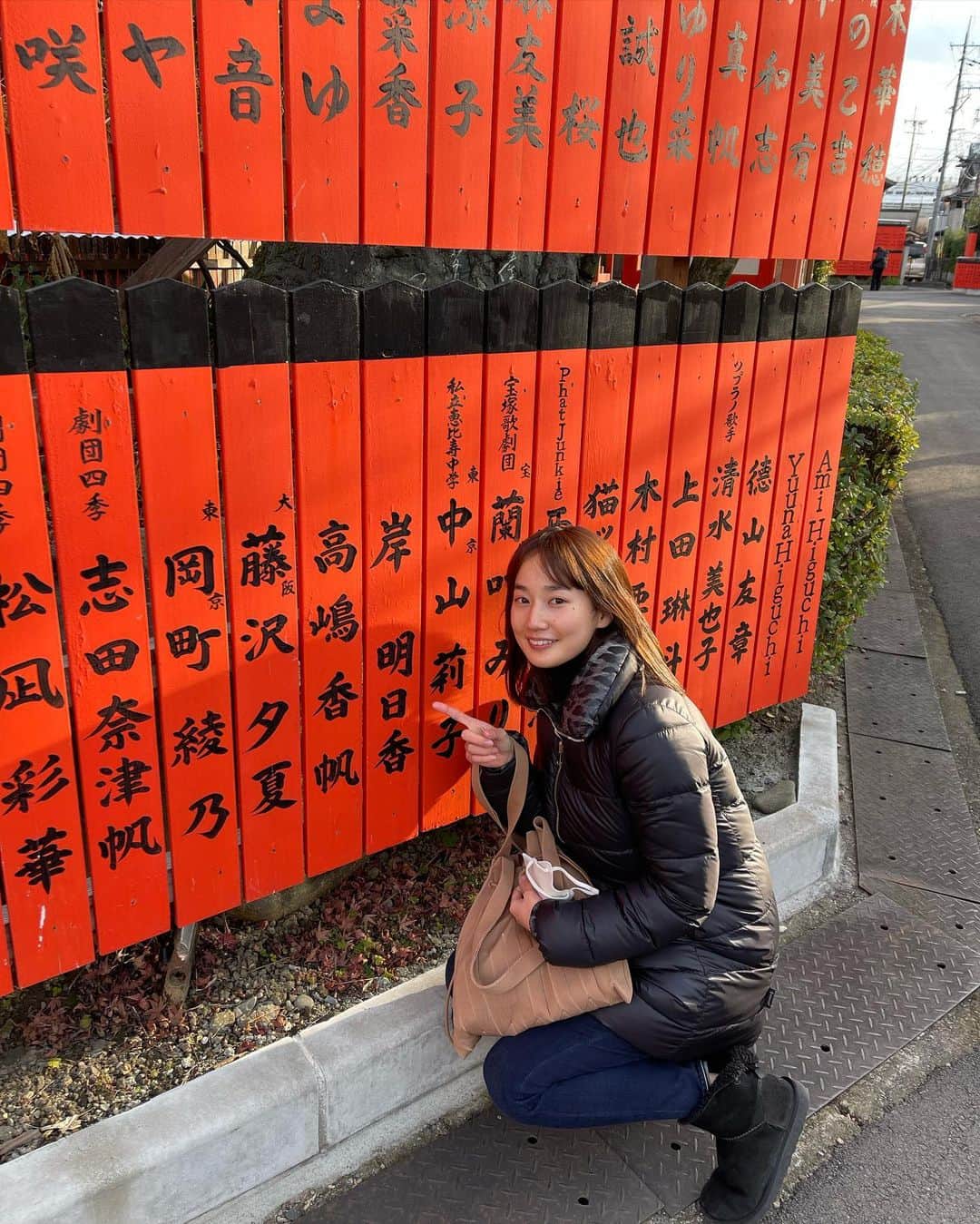 高嶋香帆のインスタグラム：「芸能の神様が祀られている車折神社へ参拝に。 約二年前に玉垣を奉納して、やっと見に行けました🫶 2023年も地道に精進いたします🫡  #車折神社」