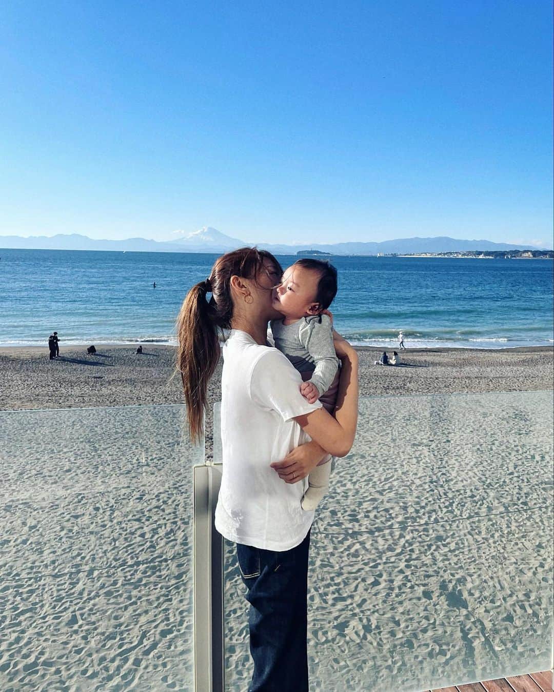 里海のインスタグラム：「元旦🇯🇵🎍⛩🗻のラブラブ！ 抱っこ癖？があるので ずっと抱っこしていなくては なりませんが(重い…)  19:00に、なるとベッドで寝てくれるので #今際の国のアリス の続きを 見てます😉  Netflixで観たいものが たまっています！！  したいこともたくさんです！ @nemo_noos にお願いして 髪を短くきりたいです！  @lovecurl.eyelash で まつ毛エクステも付けたいです🥹  マッサージも機会があれば…🥹  したいことがたくさん😅😅  でも1番は彼の一分一秒の成長を 見ていたい…😂」