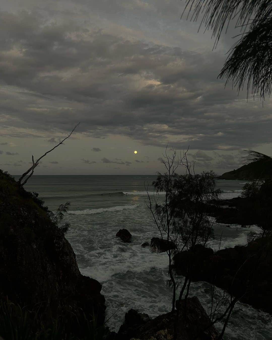 今井華さんのインスタグラム写真 - (今井華Instagram)「sunset見に行ったら 反対側の月がほぼ満月🌙 なんか凄かったなーー🌘✨  そしてかれこれ1時間は停電中のByron Bay🌚 真っ暗で何もできないので、早めに寝るww」1月6日 21時32分 - imaihana