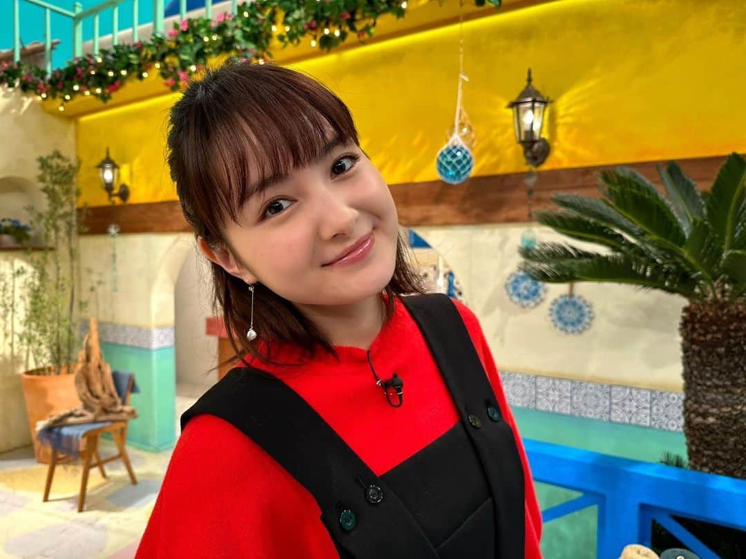 葵わかなのインスタグラム：「． 明日の「めざましどようび」にお邪魔します！ 生放送✨ 朝からよろしくお願いします☺️  その後は、｢土曜はナニする!?｣のスタジオにもお邪魔しております！  ぜひチェックしてね〜！  やっぱり赤色はいいよねぇ〜。でもここ数年は緑も好きなんです☺️  👗 @nagonstans_official 👖 @enfold_official 👠 @freelance_paris 💍 @takeup_official  #三千円の使いかた」
