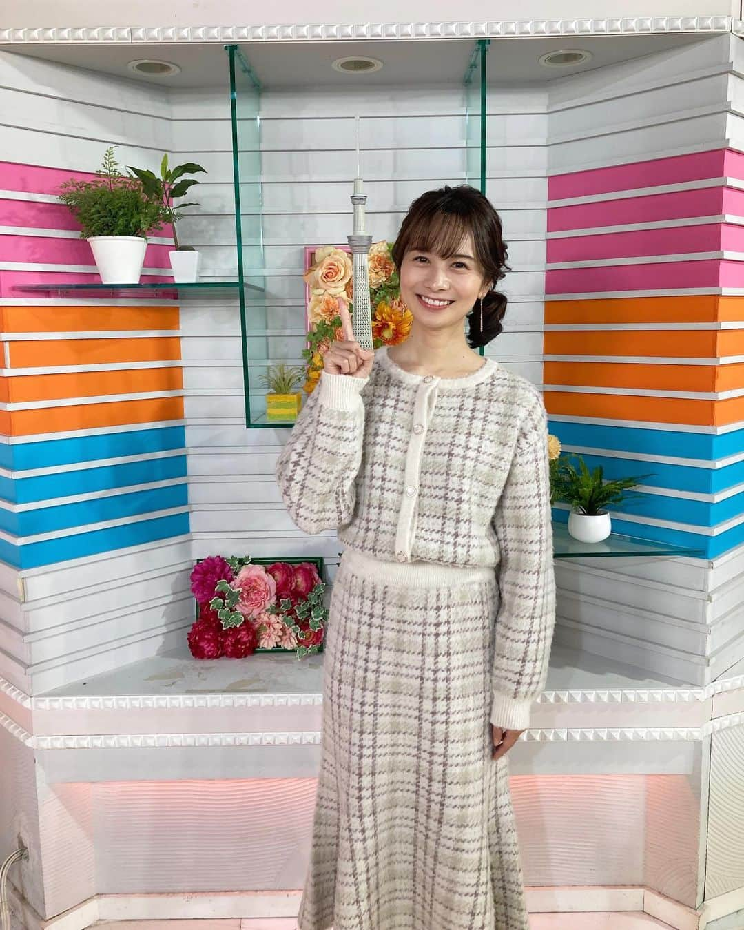 高見侑里さんのインスタグラム写真 - (高見侑里Instagram)「◡̈♥︎ 明日1/7(土)のめざましどようびの後、久しぶりに「めざトク！」に出演させていただきます☺️ ⁡  この日は前髪の分け目がいつもと逆で新鮮でした✨  一部地域での放送ですが、ご覧いただけたら嬉しいです🥰 ⁡ よろしくお願いいたします🤍 ⁡ #めざトク * セットアップ…#PROPORTION ピアス…#STARJEWELRY」1月6日 21時49分 - yuri_takami_official