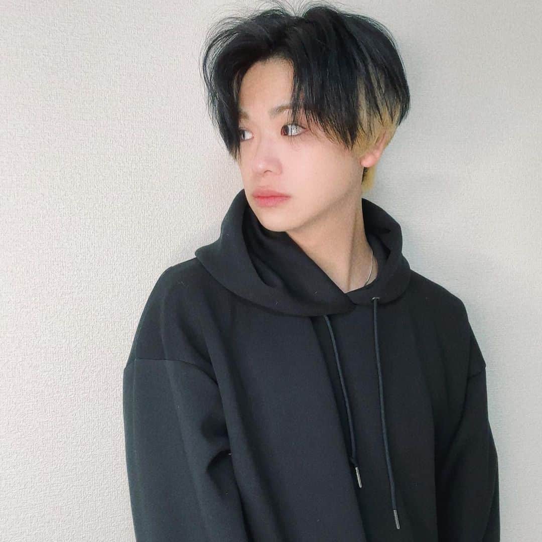河崎良侑のインスタグラム：「2023年初カラーは 黒のツートンカラー🖤💛  ちょいモテを狙っちゃいました🤭  #ツートンカラー  #イメチェン  #奇跡の34歳」