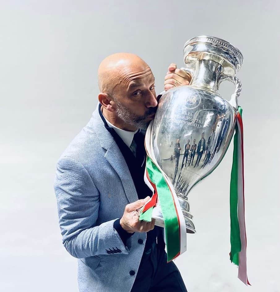 のインスタグラム：「Ciao Gianluca, sono distrutto da questa notizia. Per me sei stato un esempio oltre che un idolo. È stato un orgoglio indossare la tua 9. Riposa in pace Campione ❤️」