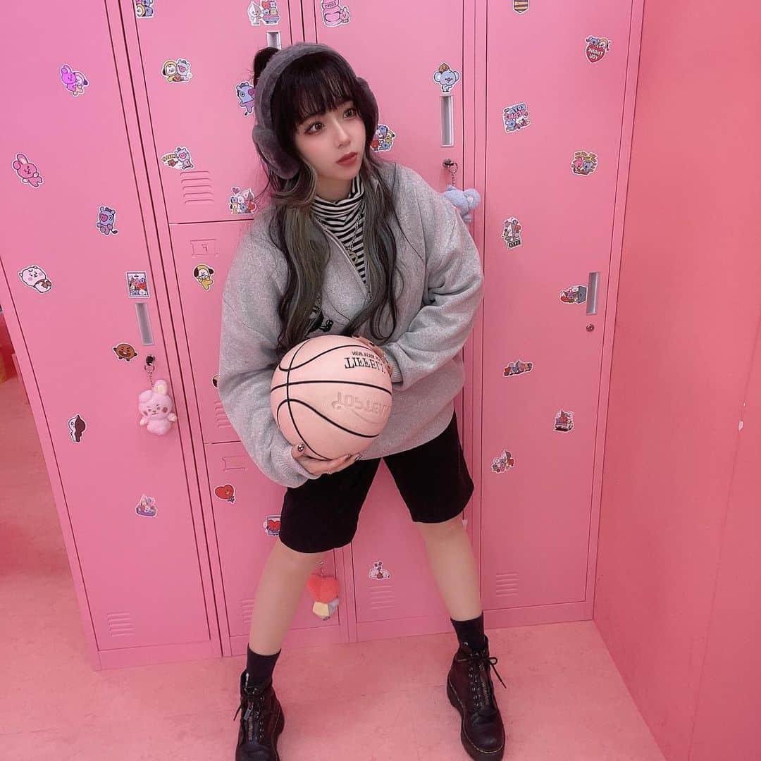 ぬーんのインスタグラム：「🏀💗 . . .  . #pink #basketball #doll #papepomuseum #ugg #youtube  #photo #selfie #nuuuuun #japan #japanese #girl #셀카 #셀스타그램 #오오티디 #올블랙코디 #올블랙패션 #무채색코디 #自拍 #点攒 #网红#code #chinamake #lovely #y2k #y2kfashion #love #攝影 #人像攝影」