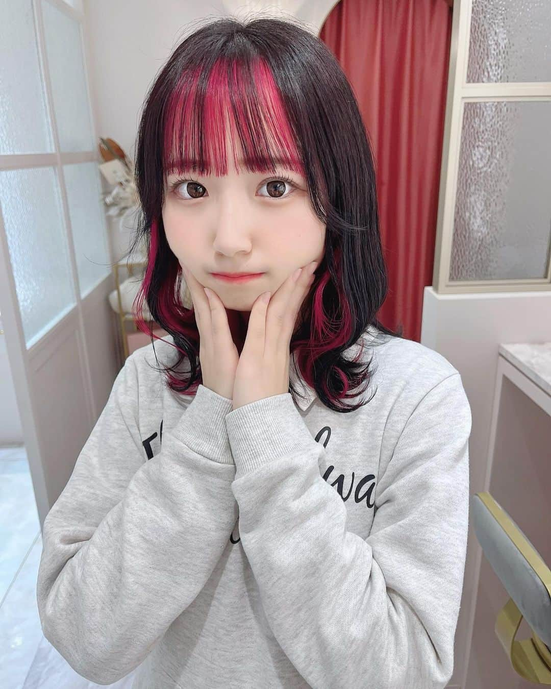 音井結衣さんのインスタグラム写真 - (音井結衣Instagram)「【期間限定】💗ピンク×黒髪💗 New hair color just for a little while💕 ♡o｡+..:*♡o｡+..:*♡o｡+..:*♡o｡+..  #美容院  #原宿  #harajuku  #pink  #イヤリングカラー  #前髪インナーカラー  #ピンク髪  #黒髪  #期間限定  #anime #cosplay  #cosplaygirl  #japanesegirl  #animegirl  #instagood  #likestagram  #uwu  #kawaiigirl  #kawaiifashion  #instadaily  #ootd #tiktok #tiktokers #tiktokjapan  #haircolor #costume  #jk  #selfie」1月6日 22時10分 - otoi_yui_19