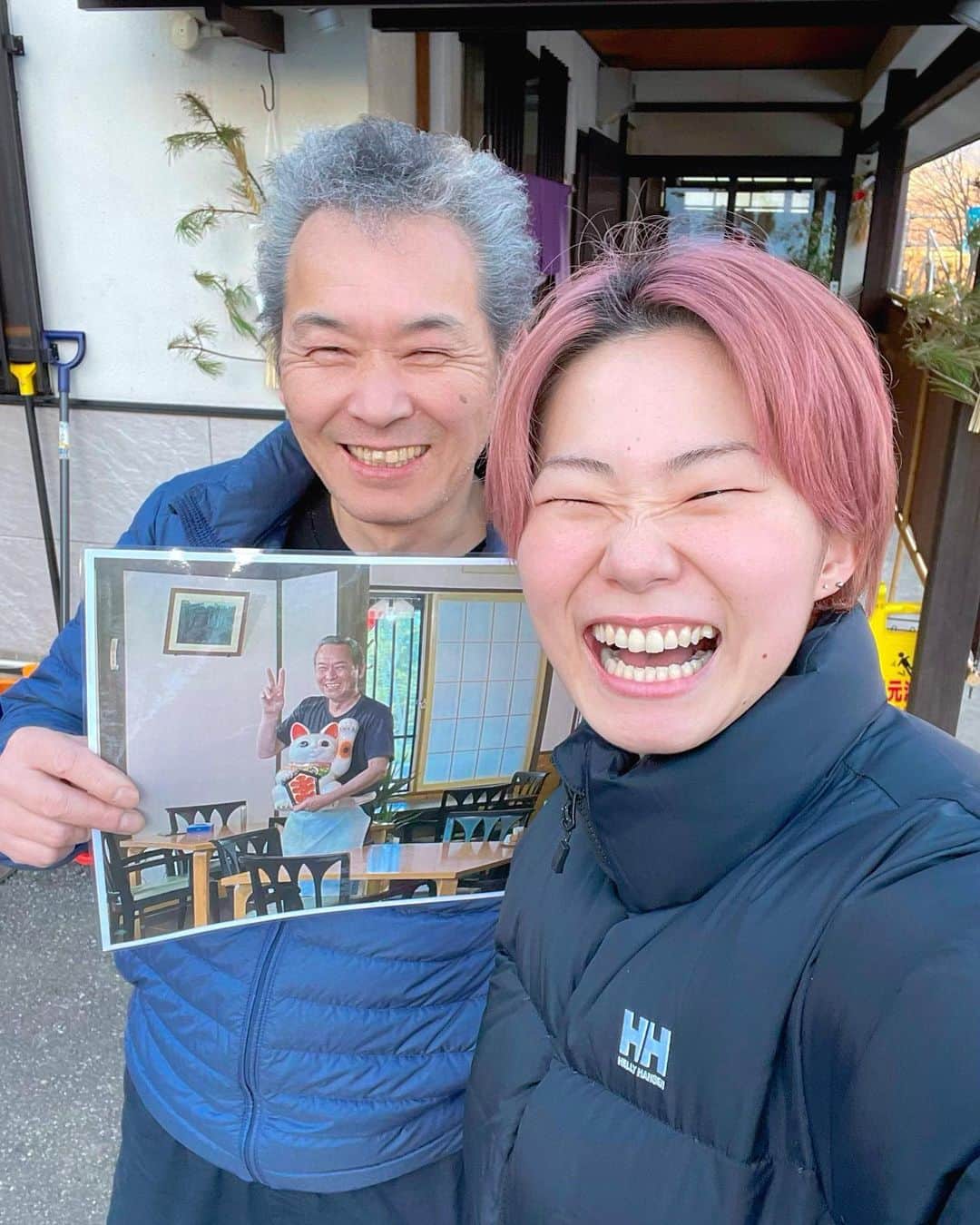 佐藤つば冴のインスタグラム：「今年も元気に生きようね〜✌︎ . なんか写真もらった😂笑 . . #mydad #👨🏻🔥」