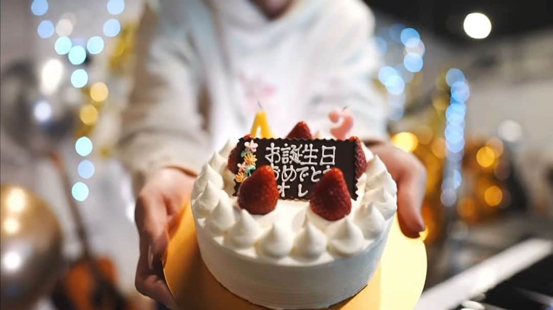 大石昌良のインスタグラム：「お誕生日おめでとうオレ  1月5日は誕生日でした！！！ 43歳になりました！！！！  今年はタイミングよく番組はじめたくさんの方々にお祝いされて本当に幸せでした！！！ありがとうございました！！！！！  自分で自分の誕生日を祝うというストロングスタイルで個人配信したんですが、自分でケーキ買ったり飾り付けしたりとても貴重な経験でした。本当の意味で大人になれた気がします。大人になれたので、たぶんもう2度とやりません。笑  とにもかくにもたくさんのメッセージありがとうございました！！！！43歳もがんばるぞ！！！！」