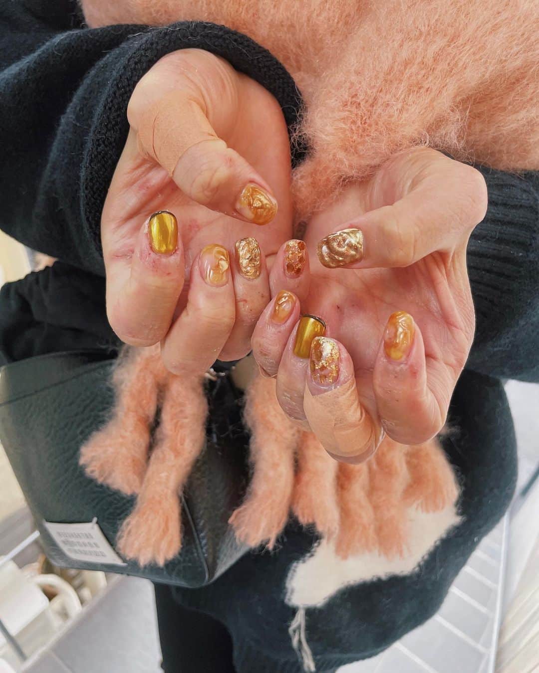 のインスタグラム：「gold × yellow 🫶🏼🫶🏼💓  2023年初ネイルも めちゃかわです😳✨  #ネイル #ゴールドネイル #ジェルネイル #ニュアンスネイル #nail」