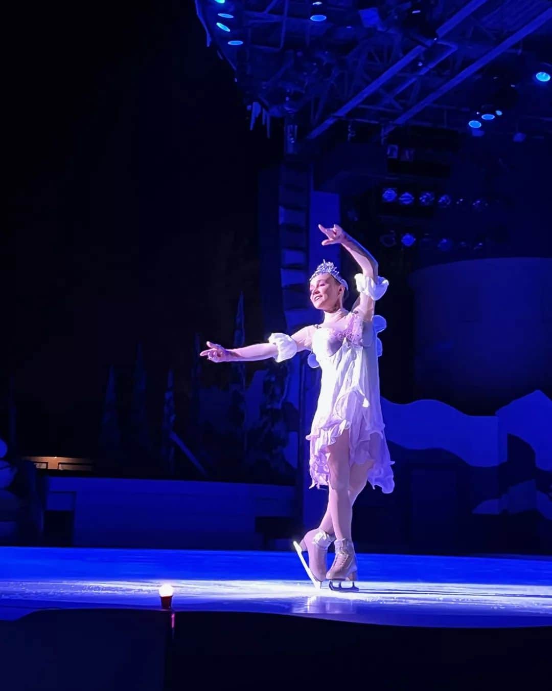 リュボーフィ・イリュシェチキナのインスタグラム：「"Twas that night" 2022-2023 🧚‍♀️  Endlessly happy to be a part of the tour again and to enjoy this sparkly experience all the way through the miracle of Christmas ❄☃️ Thank you, my amazing partner @zach_ary_21 for flying me up in the air like a Sugar Plum Fairy 🧚‍♀️! Shout out to my crazy awesome cast!!!  I'll be missing each and every one of you!!! 🤗🤗🤗  Hope, our paths will cross again in the future.  Wishing everyone a happiest 2023 filled with improvements, success, joy and hot chocolate) 😋 Love y'all 😍」