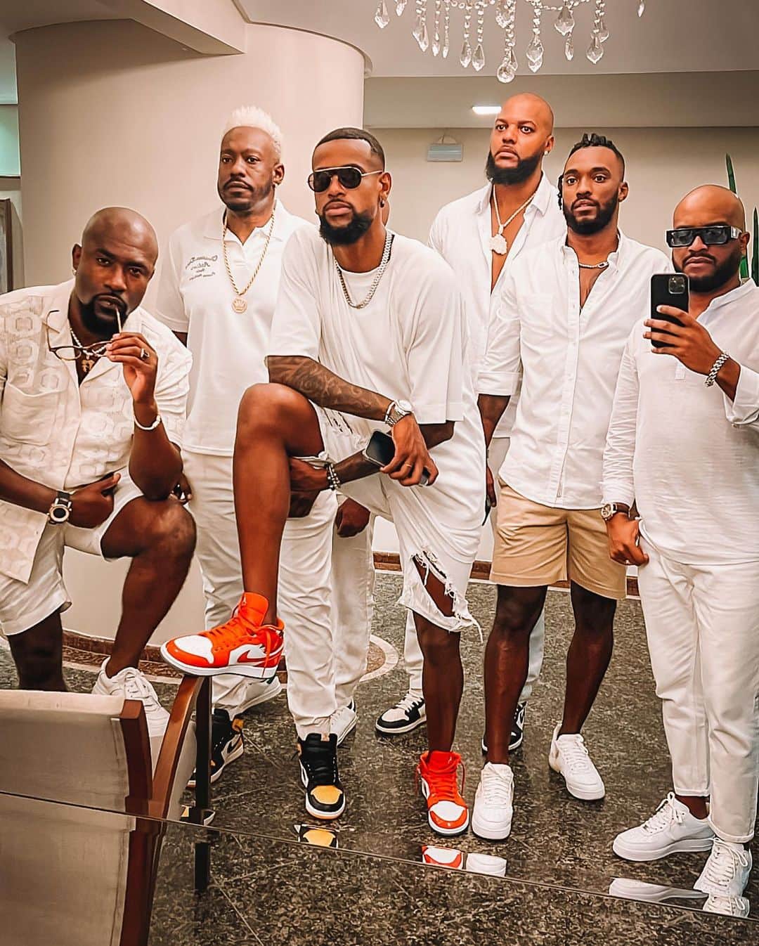 フェリペ・サンタナのインスタグラム：「De onde eu venho, sexta feira é dia de branco!!! Photo Dump Feliz 2023 🕊️📿 . #newyear #negro #squad #sp #holiday」