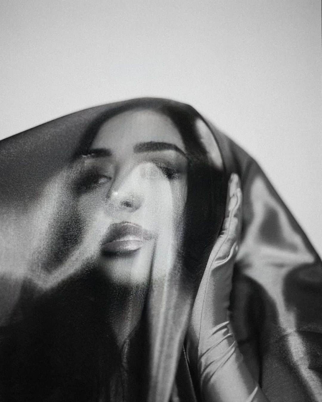 のインスタグラム：「Things yet to be revealed 🌙 shot by @_charleswallace 🌟💫」