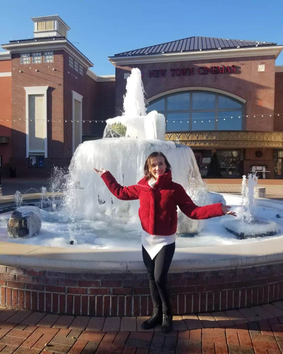 リュボーフィ・イリュシェチキナのインスタグラム：「A little more about my time in Williamsburg)  1. Look at this frozen fountain! It's gorgeous,  isn't it? 2. I had a pleasure to meet new legendary people and happiness to reunite with my good old friends 🤗 3-4. Happy to spend the holidays with such an amazing people as  @deloisrae and your family and friends! People like you inspire me! 5. Our cast definitely has a sense of humor))) we played "Faking it" and looks like everyone did)) So many Luba's out there and which one is THE REAL ONE? ))) 6-7-8 Just want to keep the happy moments in here)))  9. Kimmy is our undeniable talent 🐶 I'll me missing you 🙌 @fernandomichhel 10. Can't not to show everyone the smiling wolf) 🐺 At @buschgardensva there are a lot of animals. I enjoyed watching the wolves on my breaks. Once i was lucky to capture the moment of a wolf having such a happy moment 😊」