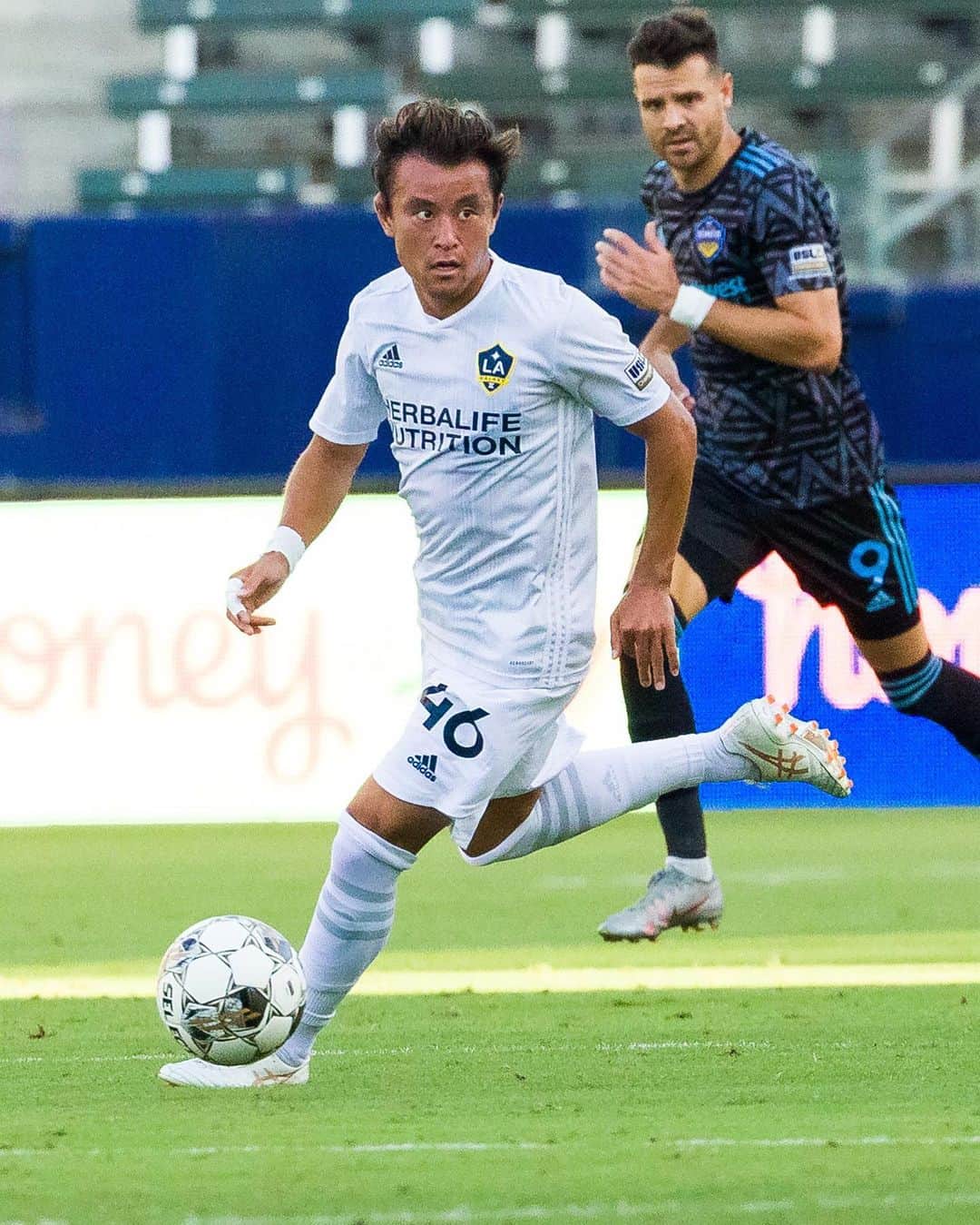 遠藤翼のインスタグラム：「We're with you, Tsubasa 💙🙏  Help former @lagalaxyii midfielder @tsubasa_endoh in his fight against acute leukemia by donating at the link in our bio.」