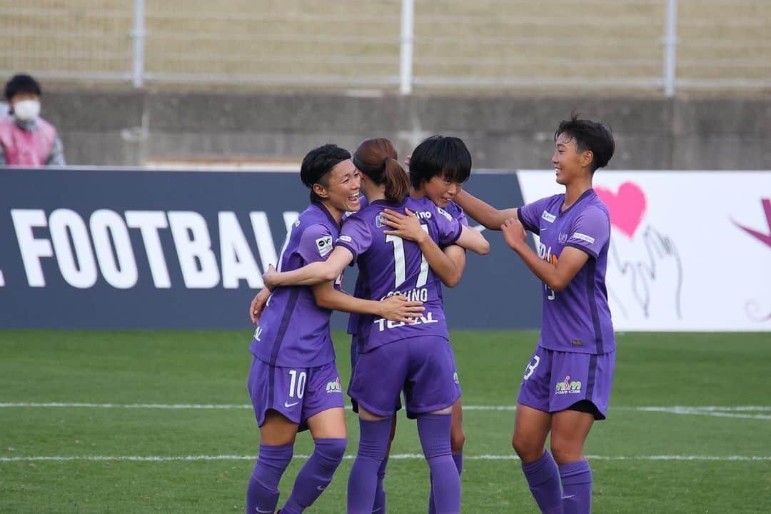 近賀ゆかりのインスタグラム：「Yogibo WE League ⑦  G A M E  D A Y ! ! ! ! ⏰ 14:00 KICK OFF 🏟 広島広域公園第一球技場 🆚　@naganoparceiro.ladies.official   #サンフレッチェ広島レジーナ  #yogibo #weleague  #2022/23 #サンフレッチェファミリー #共鳴」